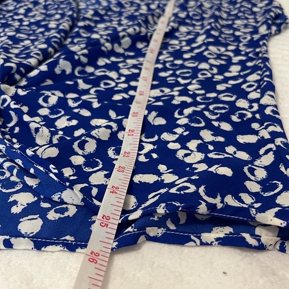 W5 Blue and White Print Short Sleeve Twist Front Top - Picture 9 of 9